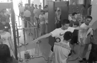 高考學(xué)生過安檢門